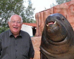 Photo: Lindseyclaud. Zoo vet David Taylor at Parc Astérix with an unnamed sea lion. Creative Commons CC0 1.0 Universal Public Domain Dedication.