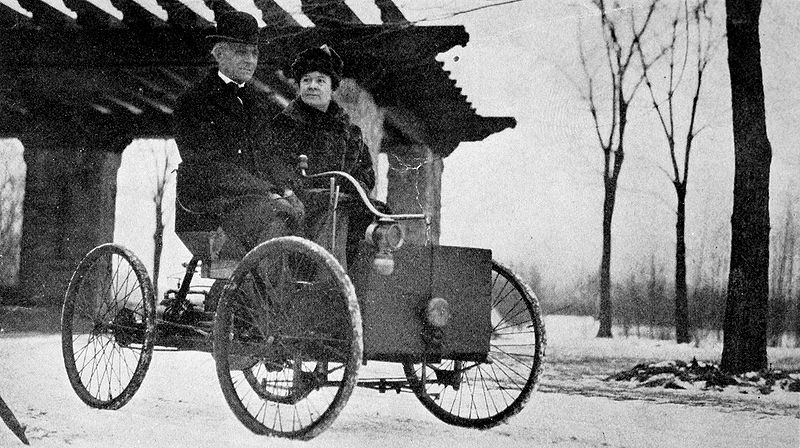 800px-Mr_and_Mrs_Henry_Ford_in_his_first_car