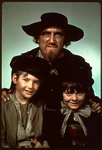 Ron Moody, né Moodnick (really), center, in Oliver!